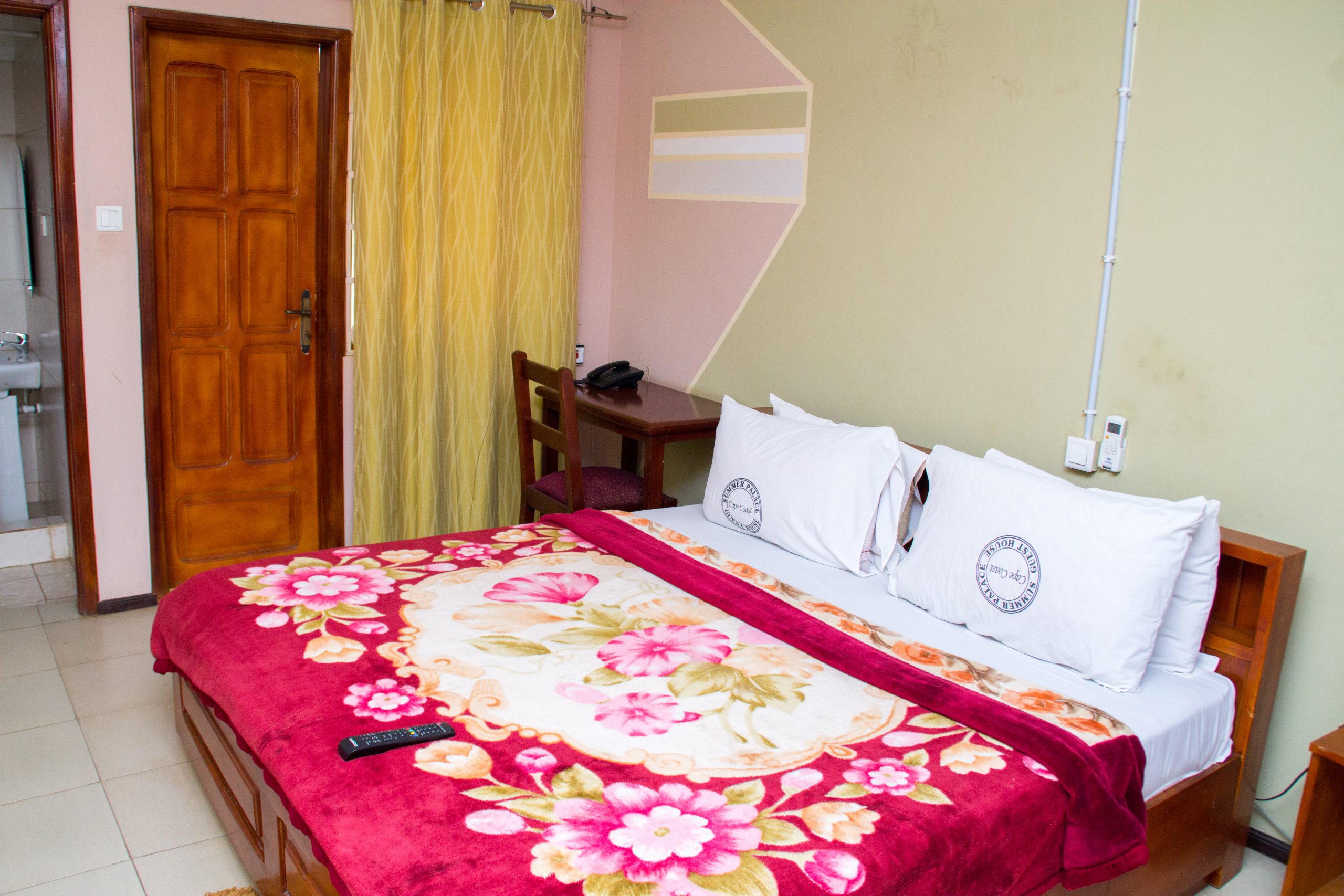 Comfortable and queen sized bed!A weekend Away from home!